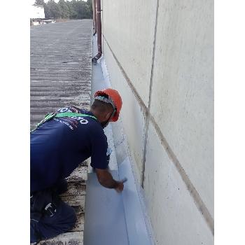 Aplicação de borracha líquida em telhados metálicos em Pedro Gomes